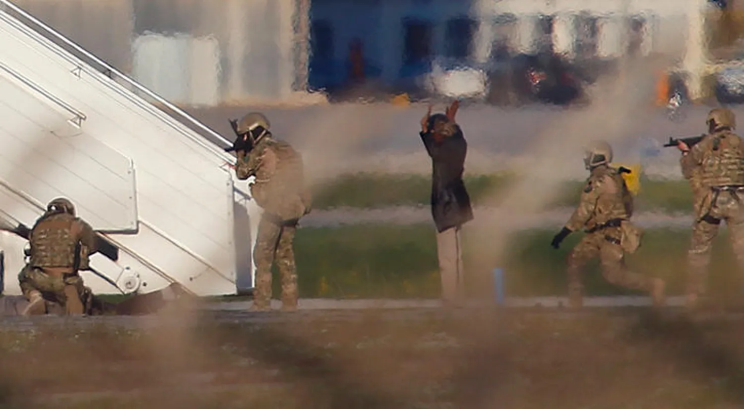 عناصر أمن مطار لوكا في مالطا يوقفون أحد خاطفي الطائرة الليبية أمس (رويترز)