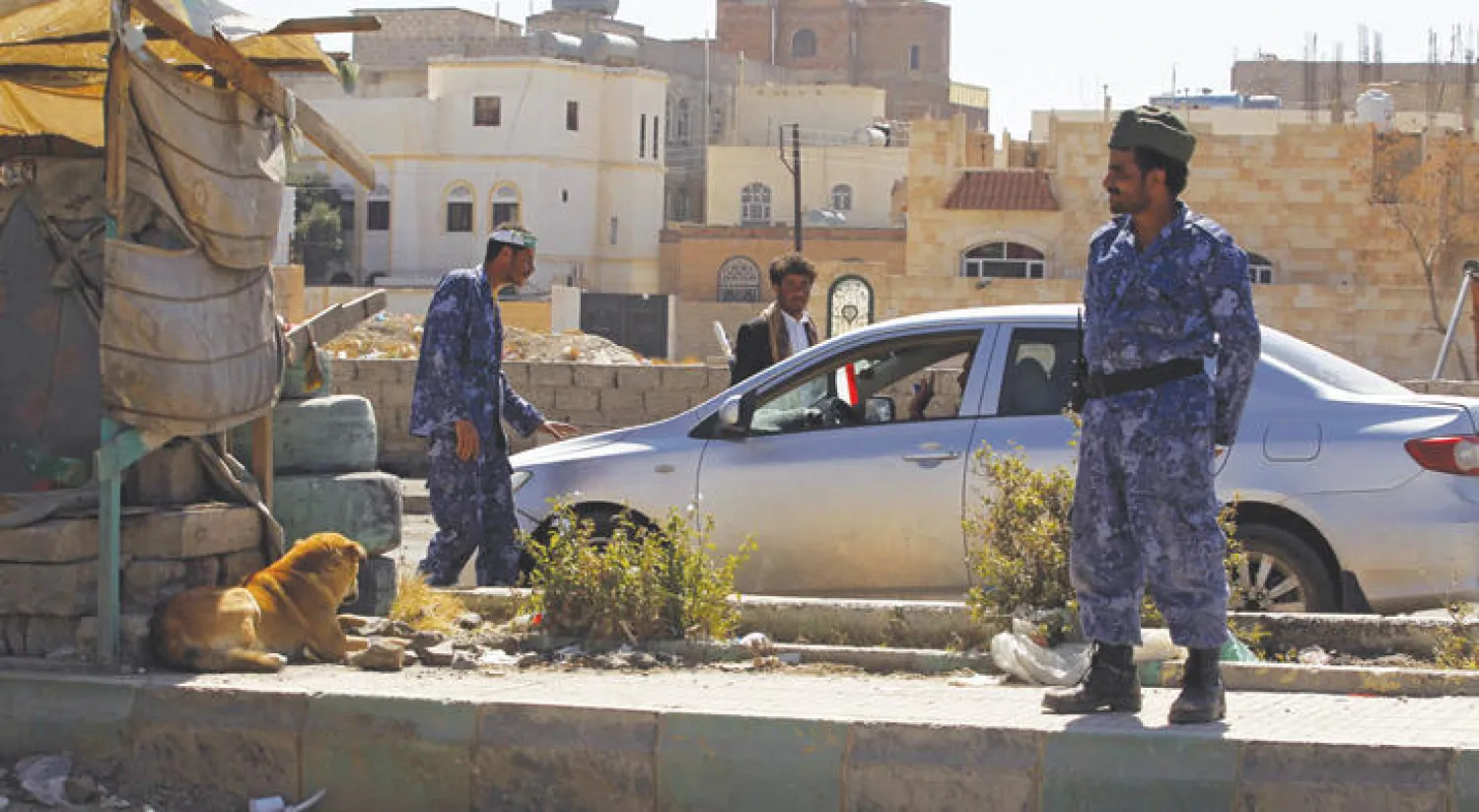 تشديد أمني بنقطة تفتيش للقوات الموالية للحوثي وصالح في صنعاء (إ.ب.أ)