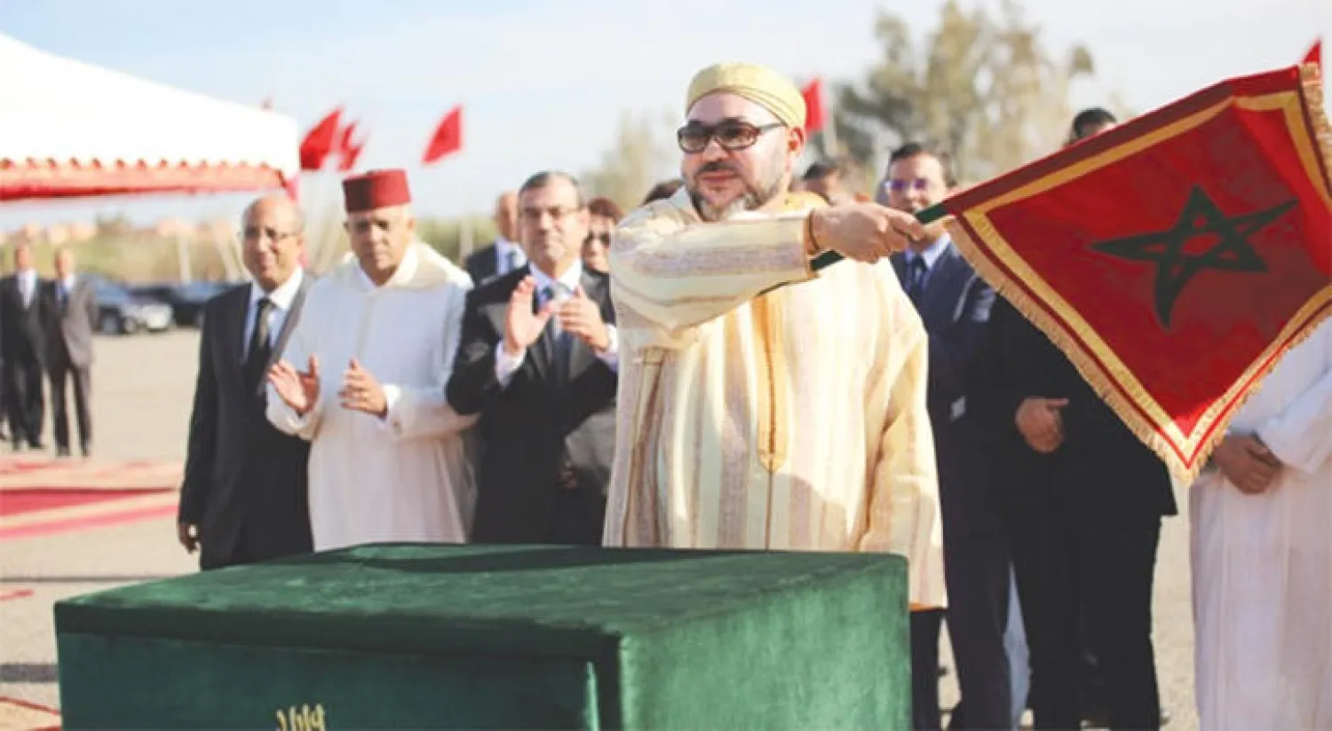 العاهل المغربي لدى إشارته بانطلاق مشروع سكني اجتماعي في مراكش أمس (ماب)