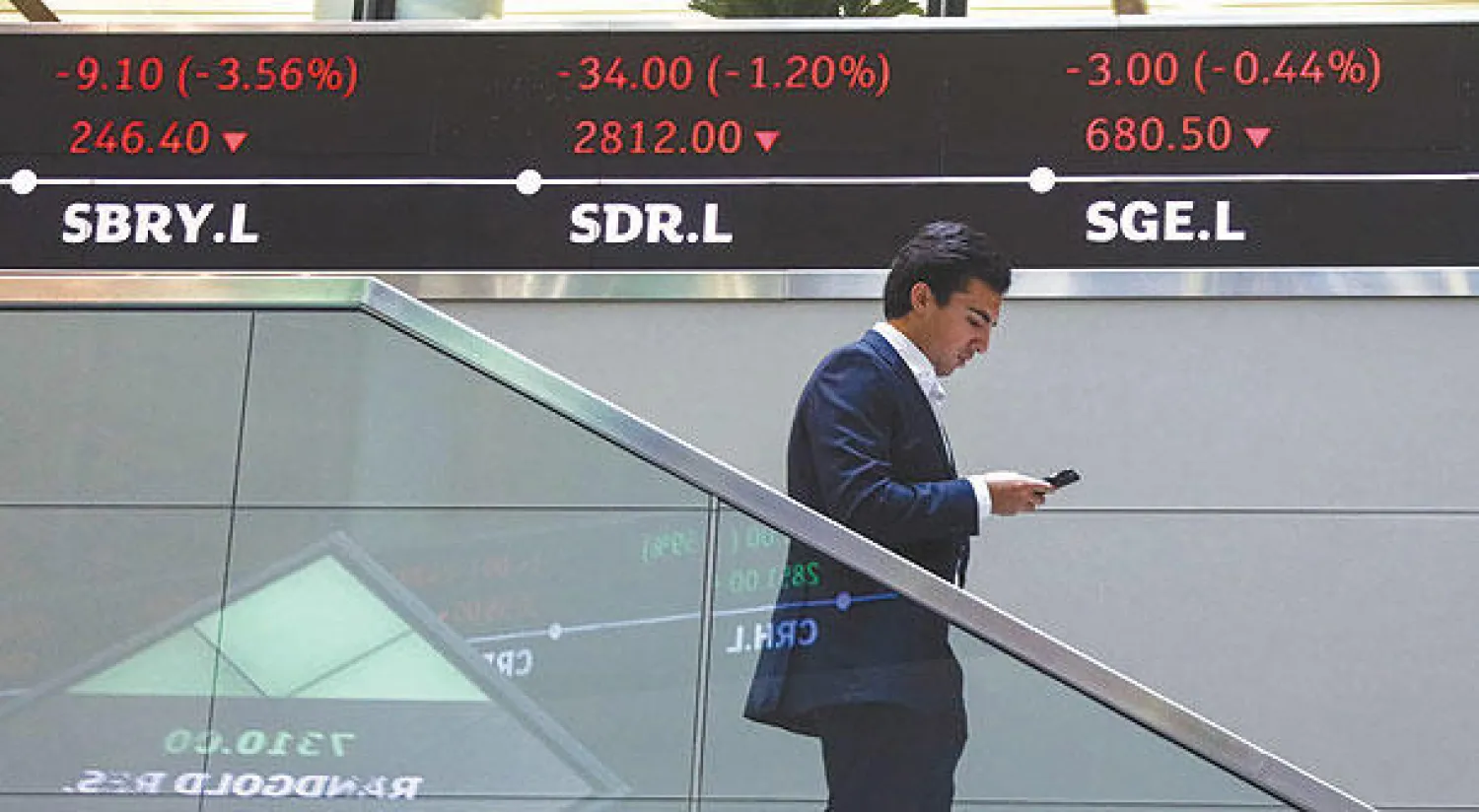 صورة تعود إلى شهر نوفمبر الماضي توضع أسعار أسهم بعض الشركات في بورصة لندن (غيتي)