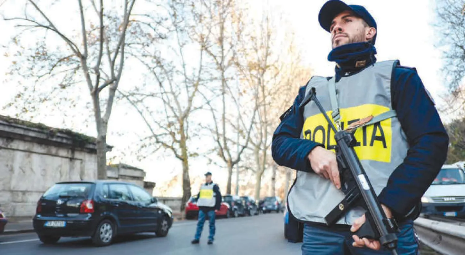 ضابط شرطة إيطالي في نقطة تفتيش وسط العاصمة روما مع زيادة التأهب بعد مقتل العامري منفذ هجوم برلين في ميلانو أول من أمس (أ.ف.ب)