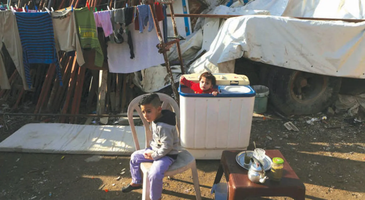 طفلان سوريان لعائلة لاجئة في ضبية شمال بيروت (أ.ف.ب)