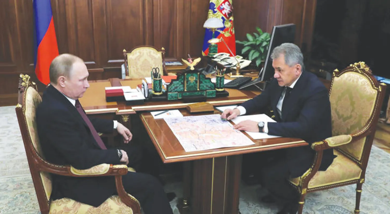 الرئيس الروسي فلاديمير بوتين يستمع لشرح من وزير دفاعه سيرغي شويغو في الكرملين أمس (أ.ب)