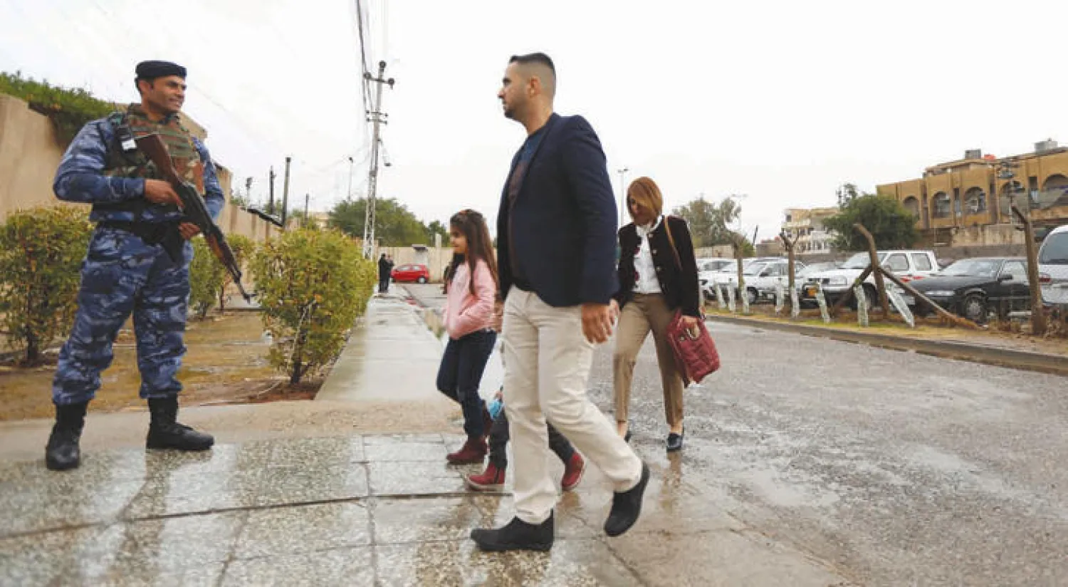 عنصر أمن يحرس كنيسة في بغداد خلال قداس عيد الميلاد أمس (رويترز)