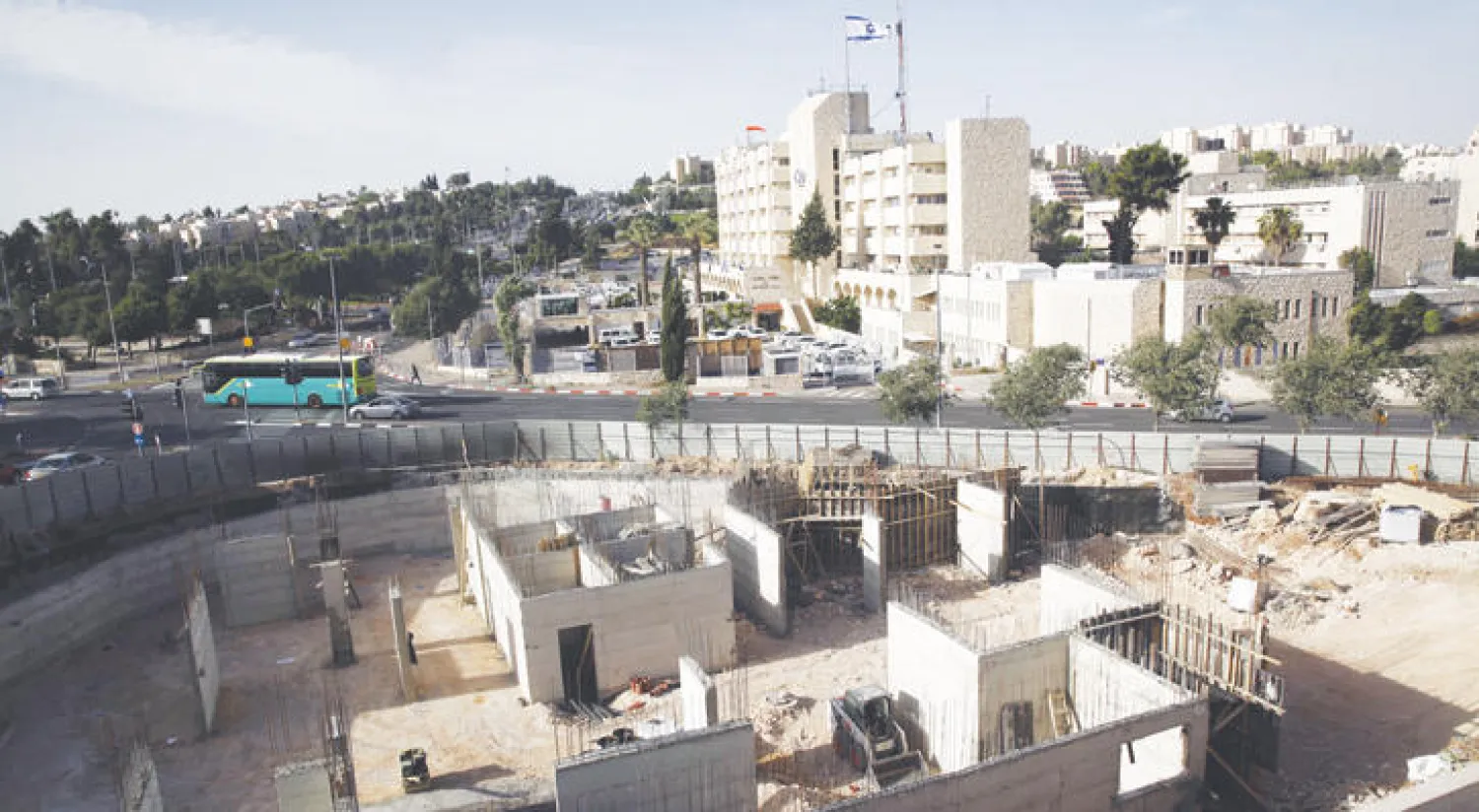 أعمال بناء تجري في أراض فلسطينية تقع شرق مدينة القدس لإقامة مساكن للمستوطنين (أ.ب)