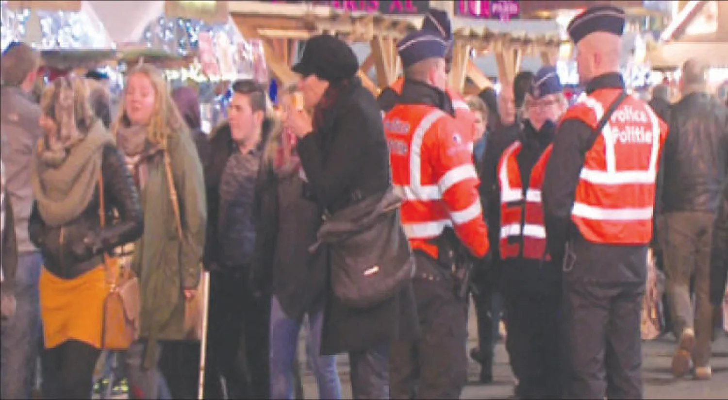 حضور أمني بين المحتفلين بأعياد الميلاد في شوارع العاصمة بروكسل أمس («الشرق الأوسط»)