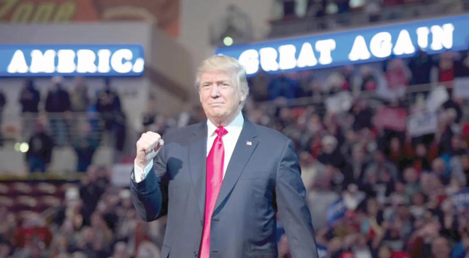 ديسمبر 2016: الرئيس المنتخب دونالد ترامب يخاطب مؤيديه في بنسيلفانيا خلال «جولة الشكر» للولايات التي ساهمت في فوزه لانتخابات الرئاسية (أ.ف.ب)