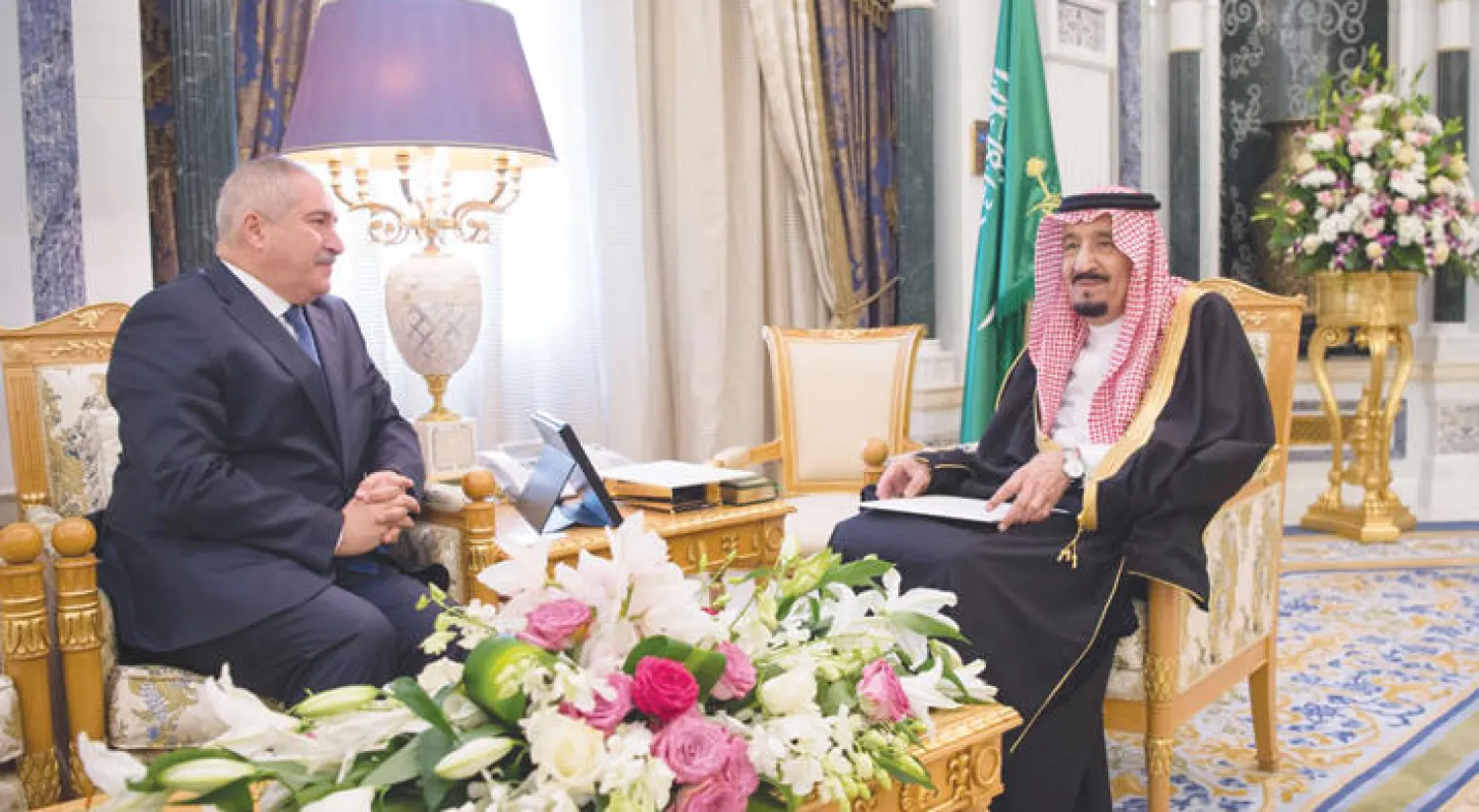 الملك سلمان بن عبد العزيز لدى لقائه الوزير الأردني في الرياض أمس (واس)