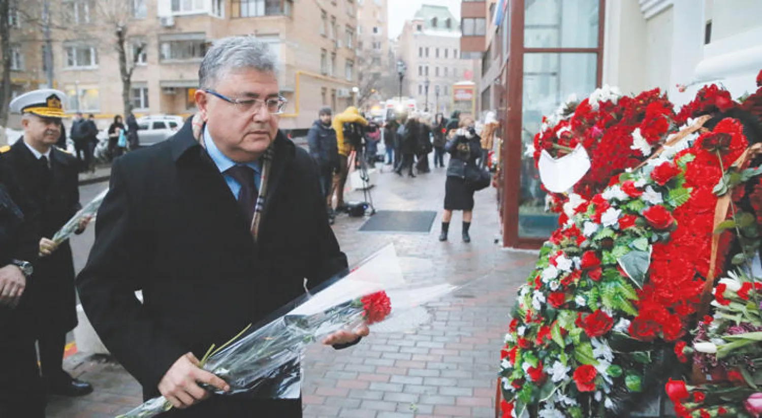 السفير التركي حسين ديريوز يضع أمس باقة ورد على نصب في موسكو لقائد أوركسترا الجيشالروسي ألكساندر خليلوف الذي كان بين ضحايا الطائرة العسكرية التي سقطت في البحر الأسود (إ.ب.أ)