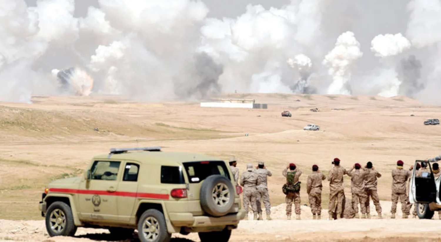 عسكريون يراقبون خلال مارس الماضي سير تمارين «رعد الشمال» العسكري في محيط حفر الباطن بشمال شرقي المملكة العربية السعودية  (آ ف ب)