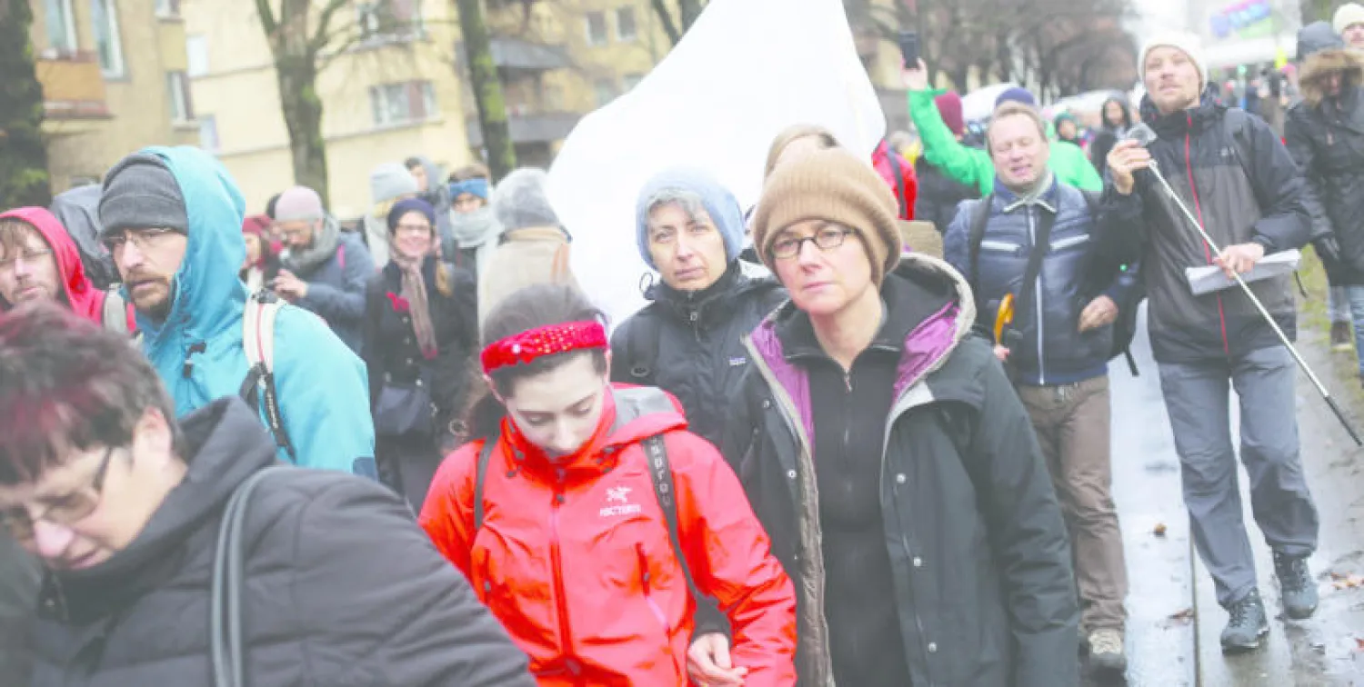 ناشطون مدنيون من ألمانيا توجهوا أمس في مسيرة لحلب تعبيرا عن تضامنهم مع معاناة السوريين (أ.ب)