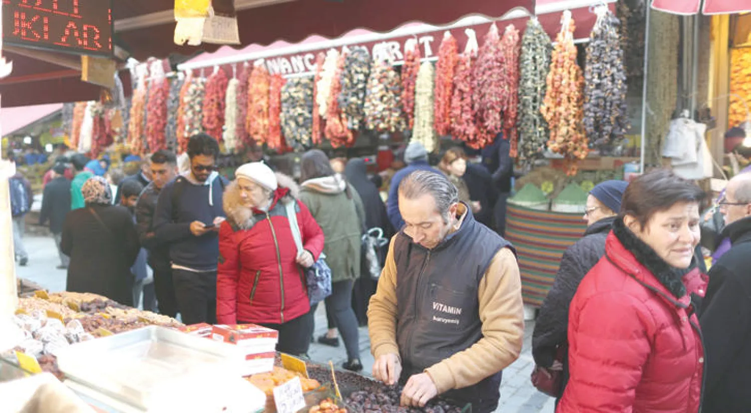 جانب من أحد الأسواق الشعبية في إسطنبول (إ ب أ)