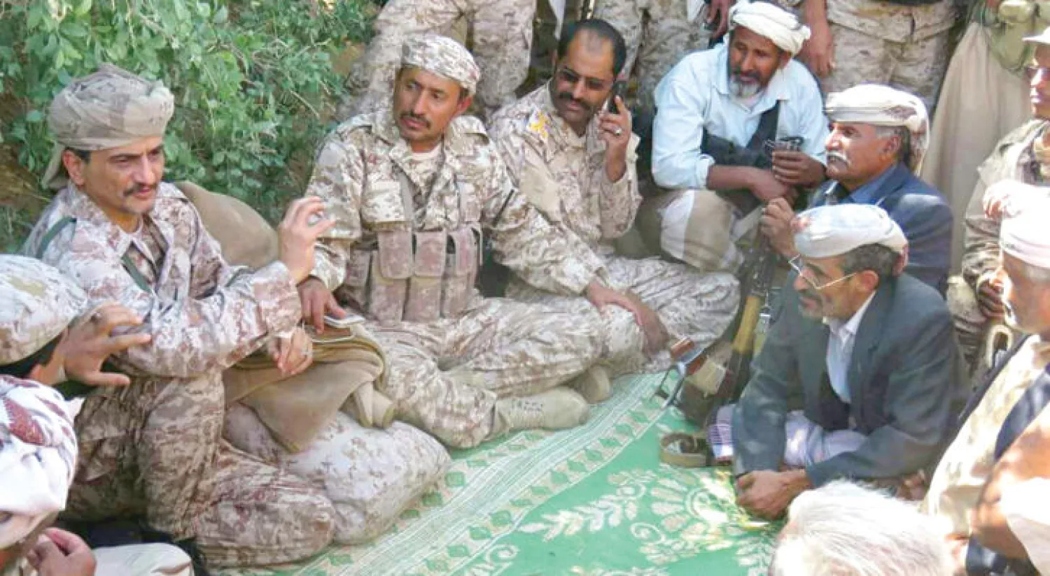 أحمد لملس محافظ شبوة يستمع لموجز عن سير العمليات في بيحان من القادة العسكريين في المنطقة