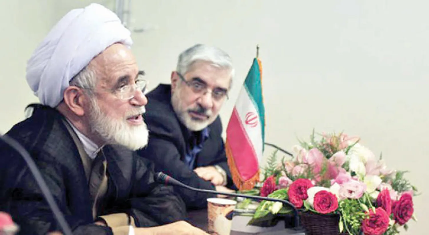 قائدا «الحركة الخضراء» مهدي كروبي ومير حسين موسوي خلال مؤتمر صحافي بعد انتخابات 2009 (كلمة)