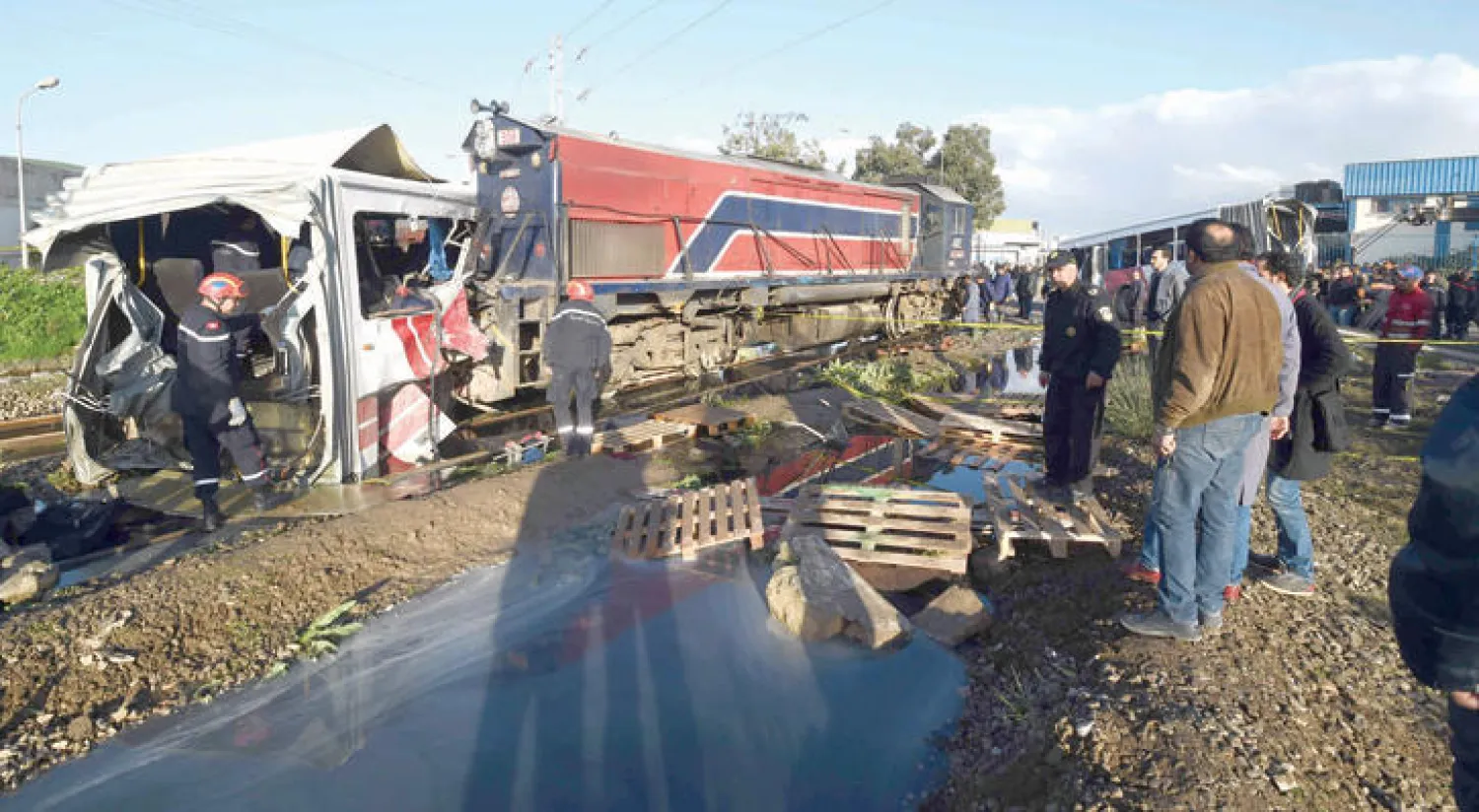 رجال الإسعاف والوقاية المدنية في أماكن الحادث الذي خلف 5 قتلى وعشرات الجرحى (أ.ف.ب)