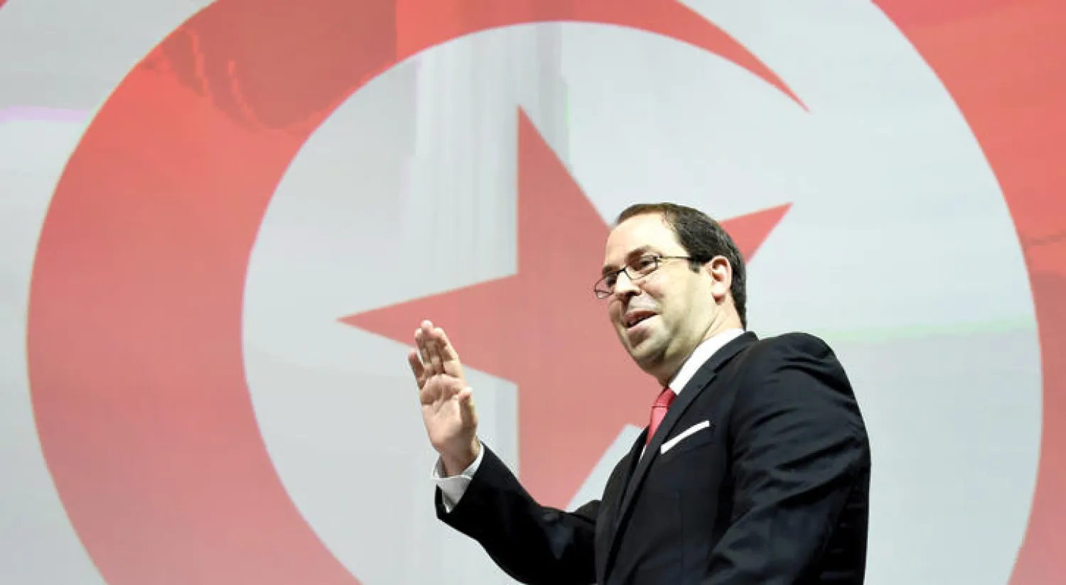 رئيس الوزراء التونسي يوسف الشاهد في نوفمبر الماضي أثناء إلقائه كلمة في مؤتمر «تونس 2020» (أ.ف.ب)