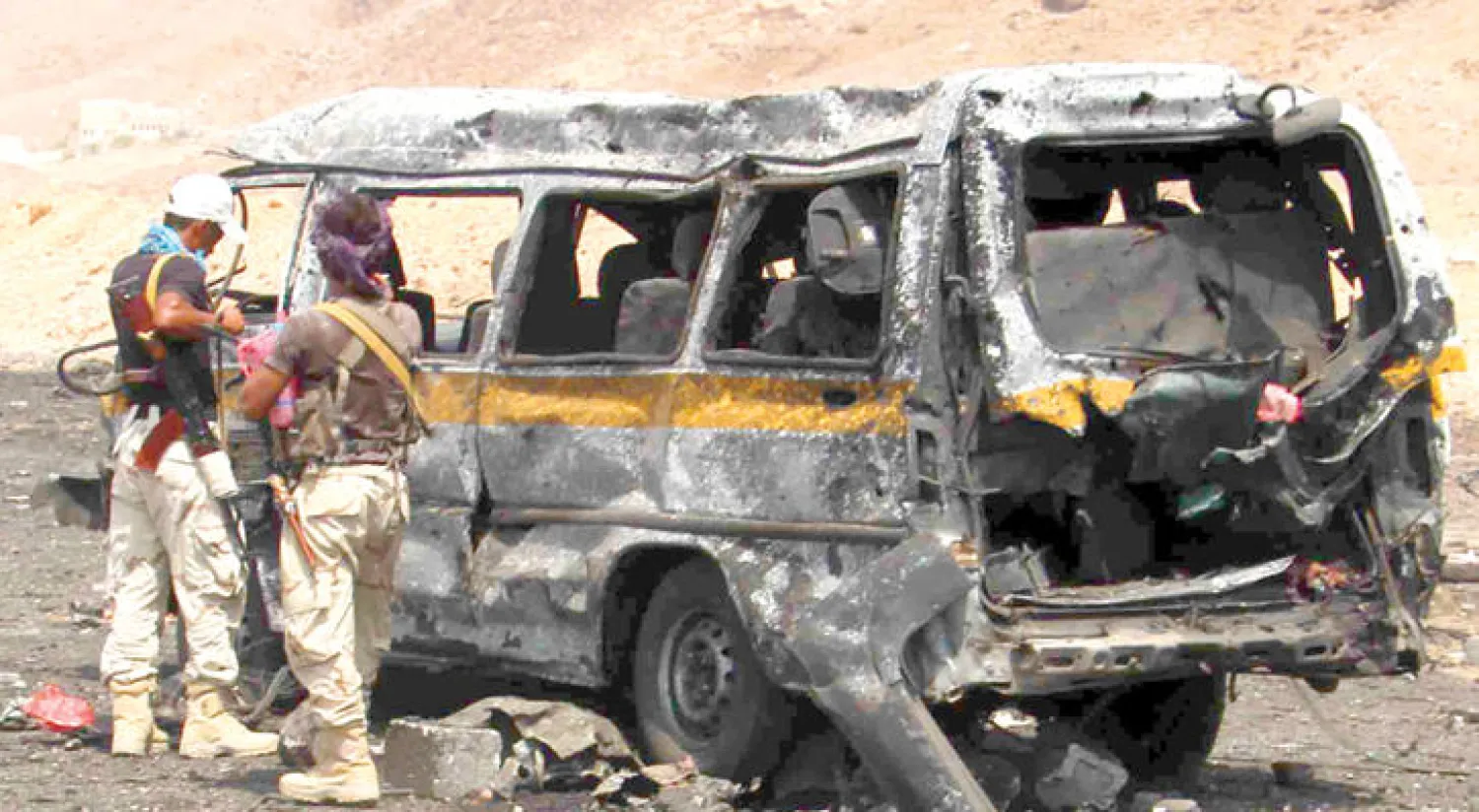 جنود يمنيون يعاينون موقعا بعد تفجير نقطة أمنية في مديرية حجر التي تبعد نحو 15 كيلومترا عن محافظة المكلا في يوليو الماضي (أ.ف.ب)