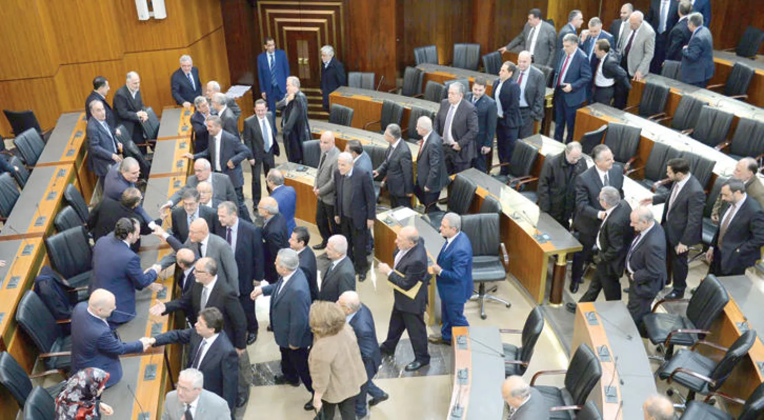 رئيس الحكومة اللبنانية سعد الحريري داخل البرلمان يتلقى التهنئة من نواب البرلمان بعد أن تم التصويت على منح الثقة لحكومته أمس (إ.ب.أ)