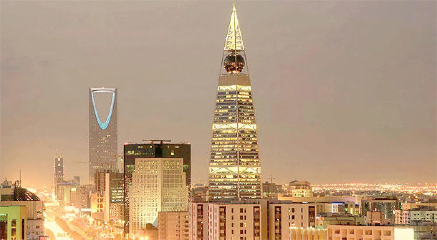 جانب من مدينة الرياض حيث يبدو برجا المملكة والفيصلية (أ.ب)