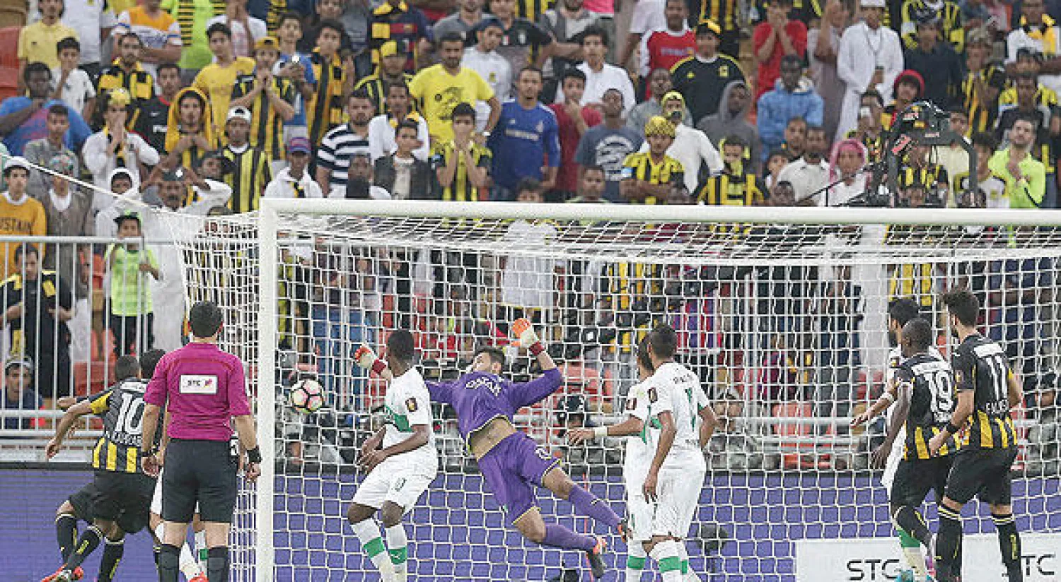 الرحيلي في محاولة يائسة للتصدي لكرة المولد في الديربي (تصوير: عدنان مهدلي)