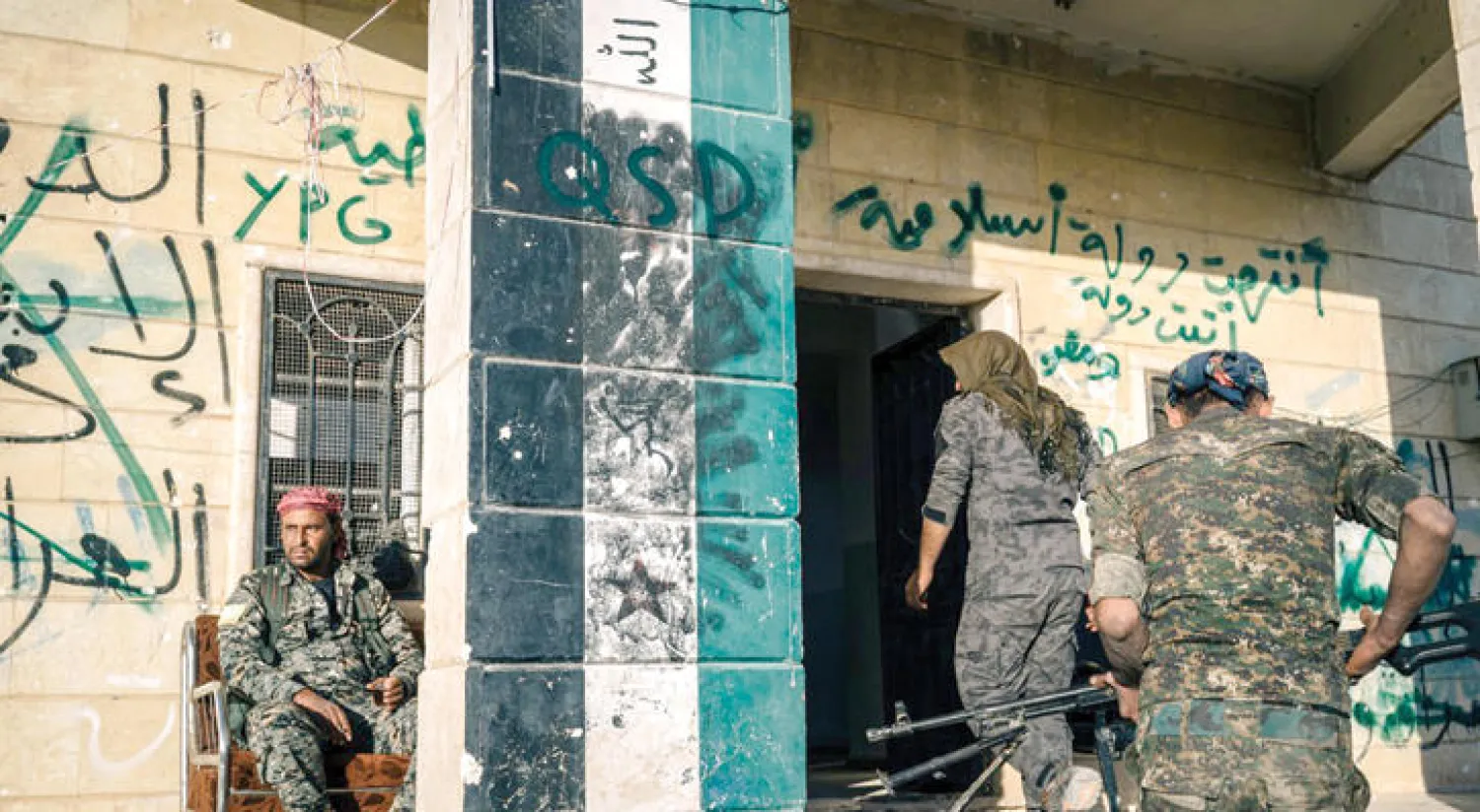 مقر بإحدى القرى القريبة من الرقة يستخدمه عناصر قوات سوريا الديمقراطية  (واشنطن بوست)