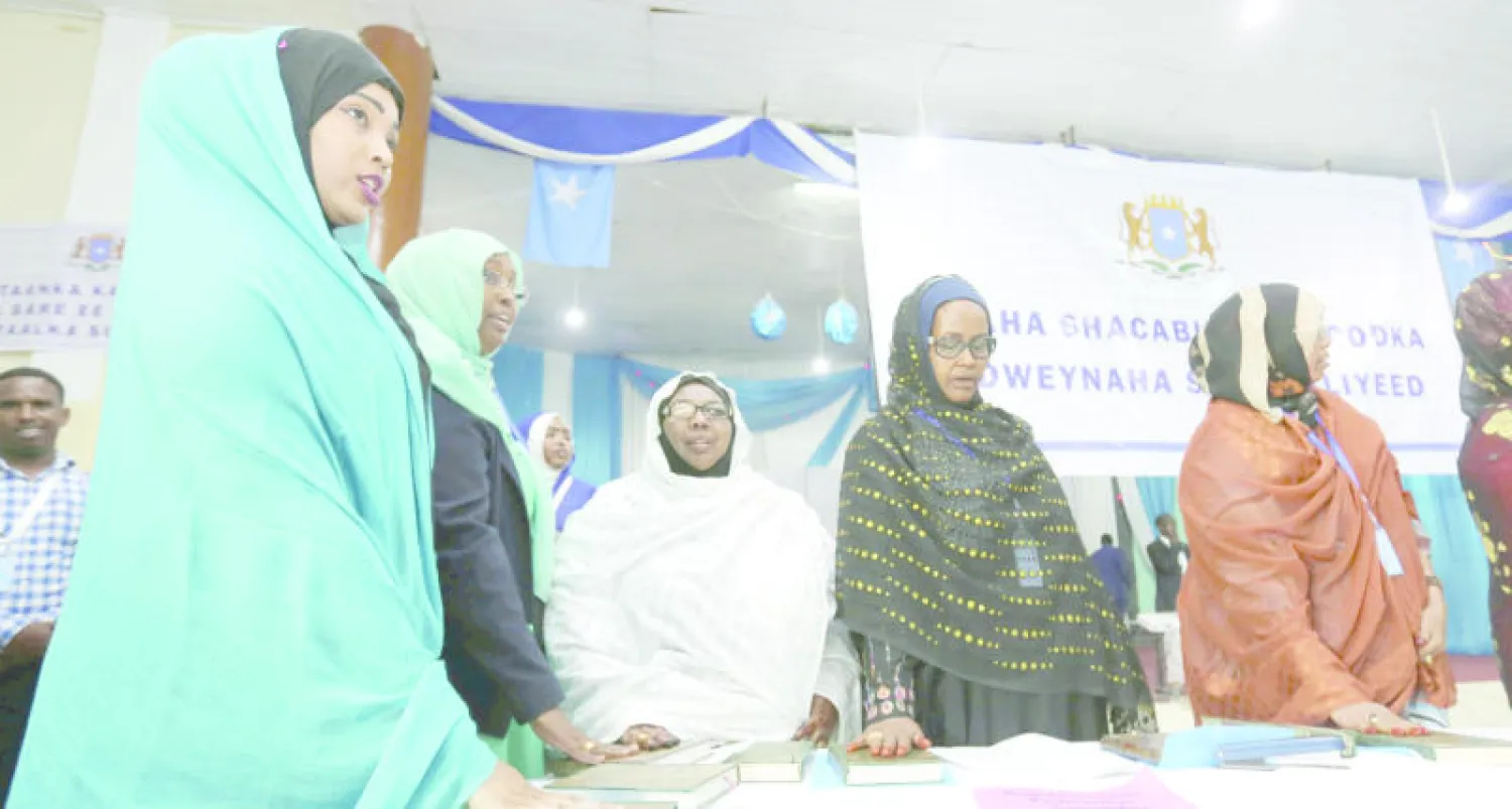 نواب البرلمان الصومالي الجديد يؤدون اليمين الدستورية أمس وهو أول برلمان ينتخب في الصومال بعد انقطاع دام نصف قرن (رويترز)