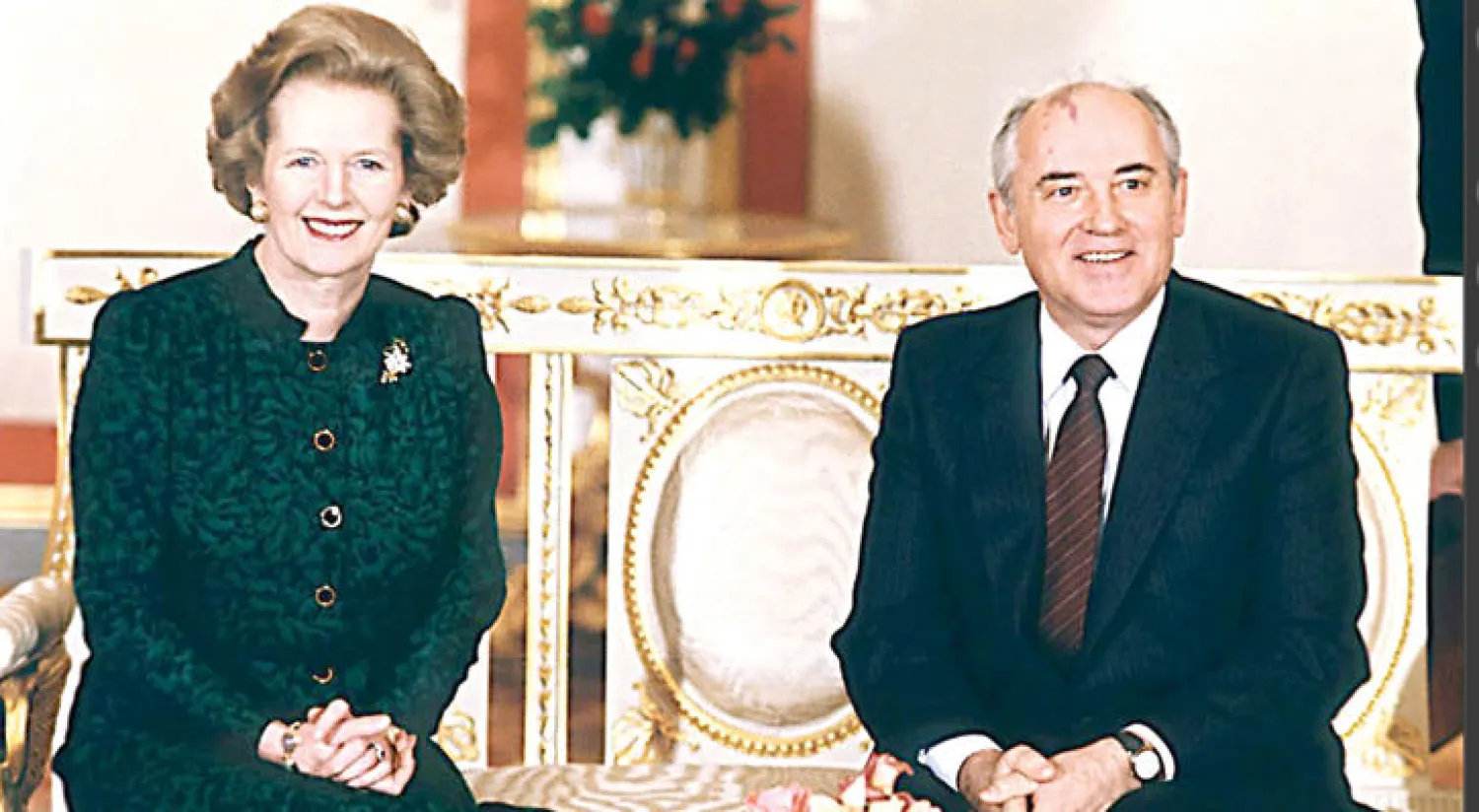 مارغريت ثاتشر في لقطة مع ميخائيل غورباتشوف آخر رئيس للاتحاد السوفياتي قبل انهياره عام 1987 .. ومع الرئيس الأميركي الأسبق رونالد ريغان عام 1981 (غيتي)