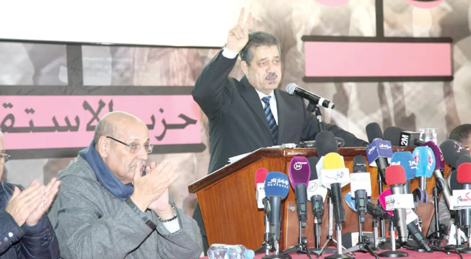 حميد شباط، الأمين العام لحزب الاستقلال المغربي، خلال الجلسة الافتتاحية للاجتماع الاستثنائي للمجلس الوطني للحزب أمس («الشرق الأوسط»)