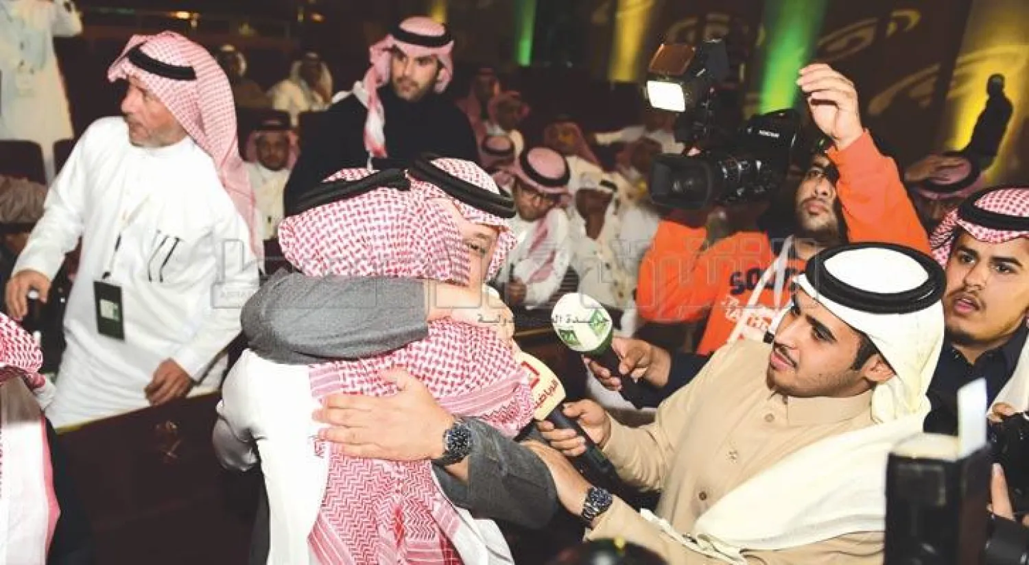 عادل عزت يتلقى التهاني بعد فوزه بمنصب رئيس اتحاد كرة القدم (تصوير: عبد الرحمن السالم)