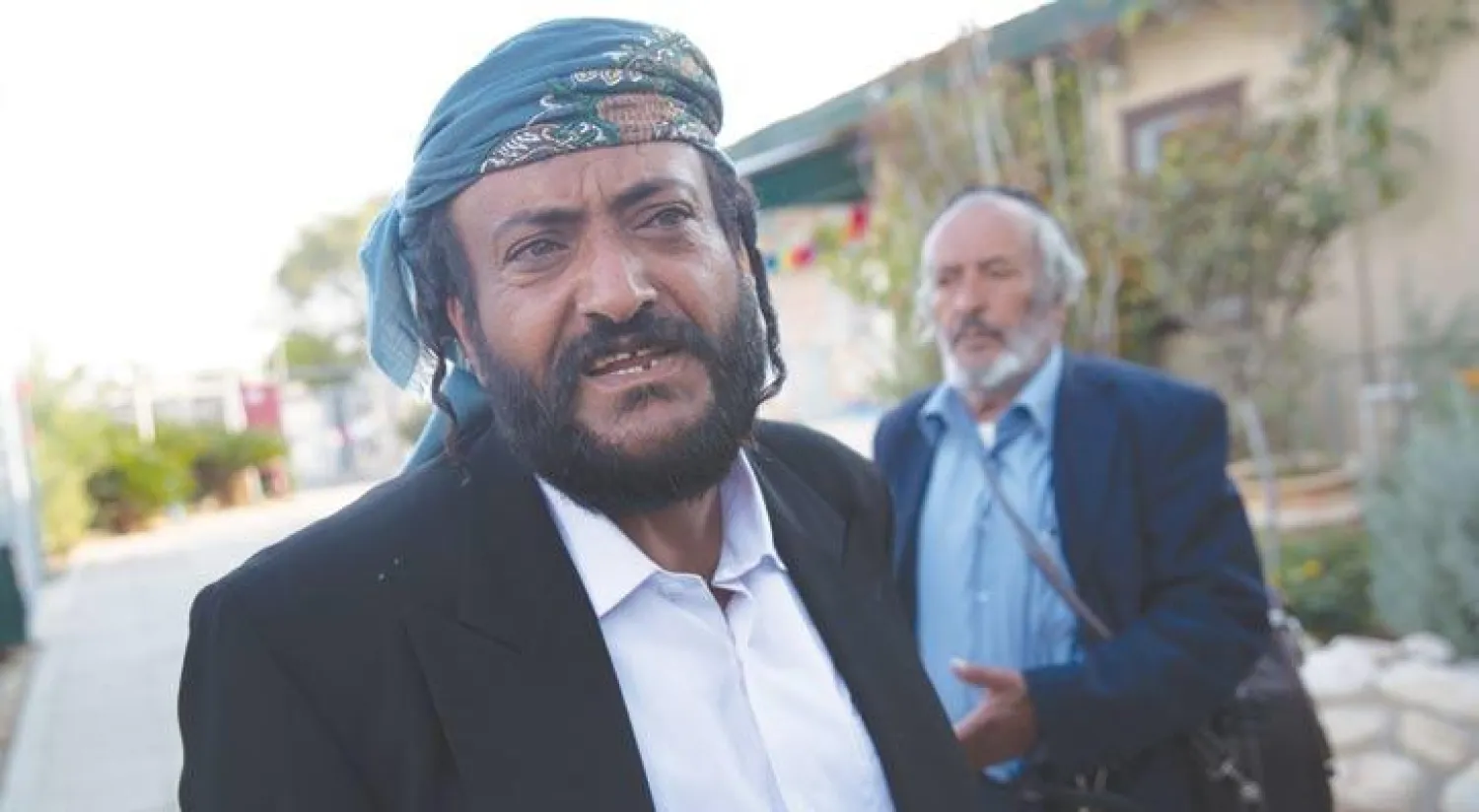 يهوديان يمنيان لدى وصولهما إلى مركز هجرة بئر السبع بإسرائيل (أ.ف.ب)