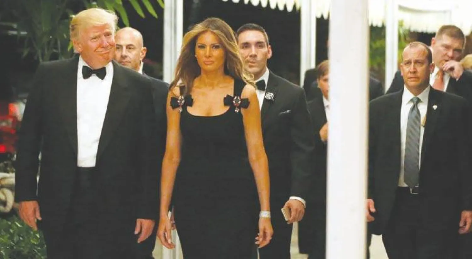 الرئيس الأميركي المنتخب دونالد ترامب وزوجته ميلانيا خلال وصولهما إلى حفل رأس السنة في بالم بيتش مساء أول من أمس (رويترز)