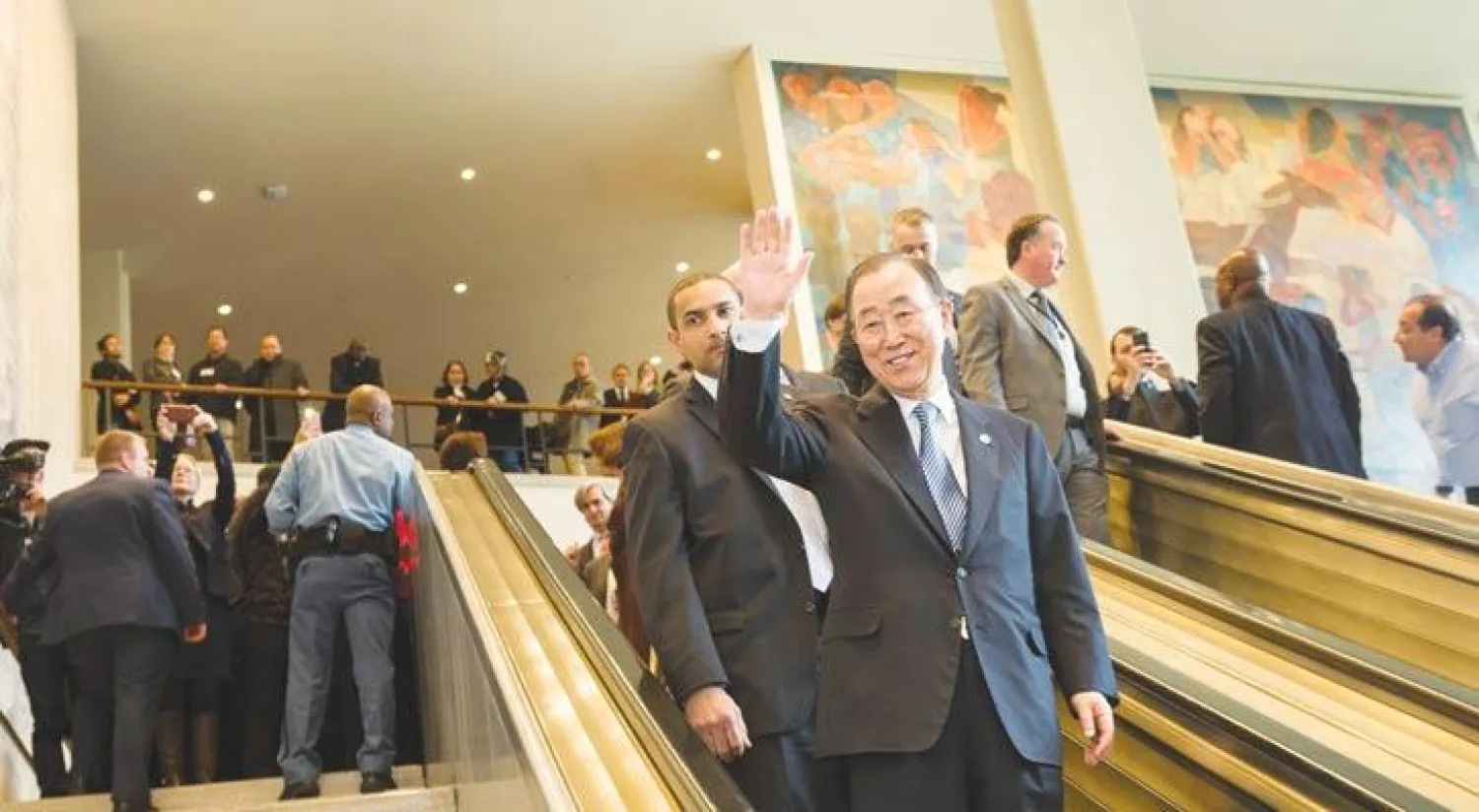 الأمين العام السابق للأمم المتحدة بان كي مون يغادر مقرها في نيويورك أول من أمس (إ.ب.أ)