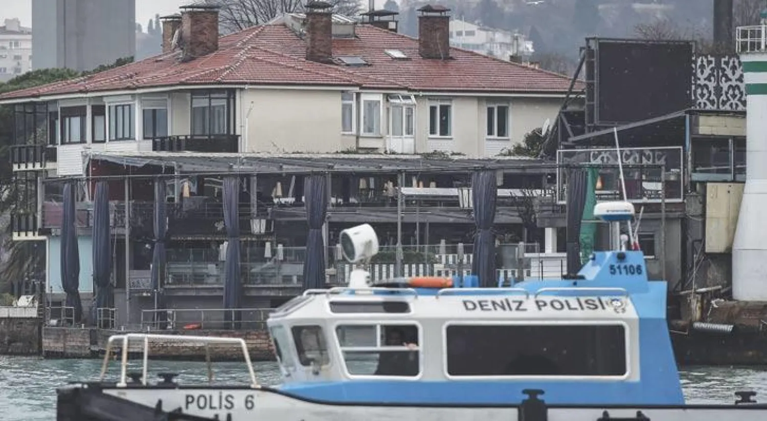 دورية أمنية بحرية تحرس موقع العملية بحي أورتاكوي في إسطنبول أمس (أ.ف.ب)