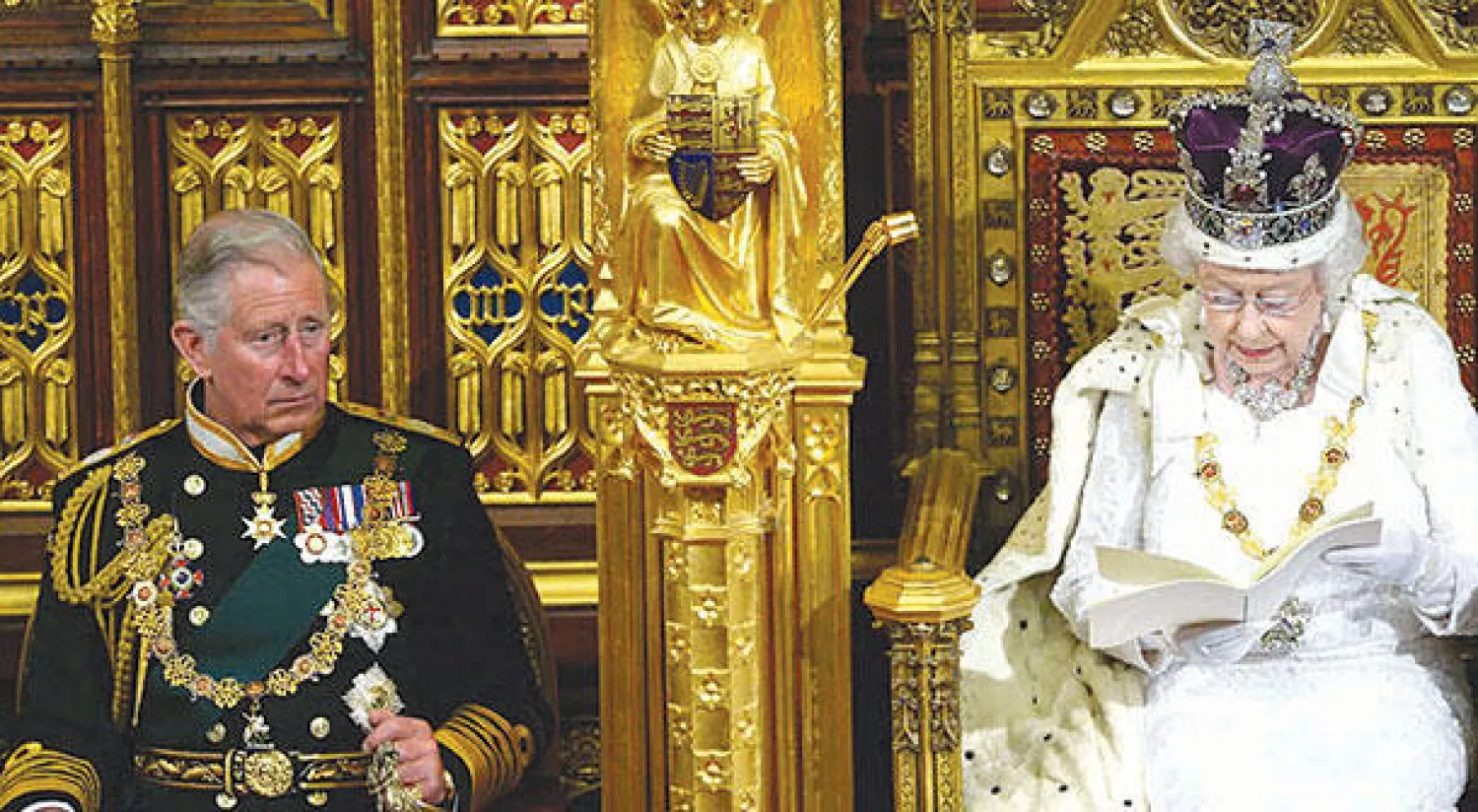 ولي العهد الأمير تشارلز مع والدته الملكة إليزابيث في إحدى المناسبات الملكية
