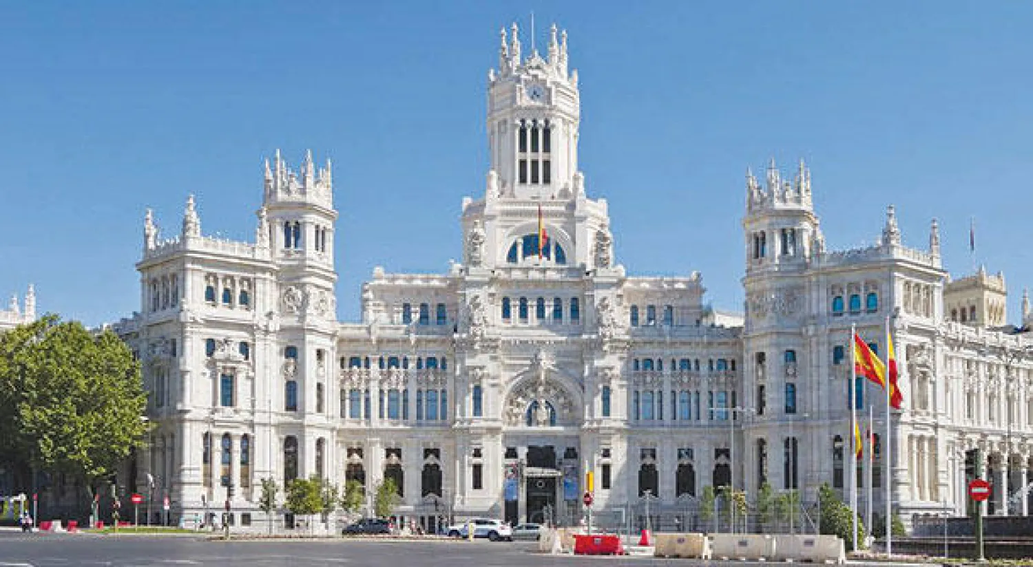 يتوقع صندوق النقد تباطؤ الاقتصاد الإسباني إلى 2.3% عام 2017  على خلفية انخفاض أسعار النفط وضعف اليورو (رويترز)