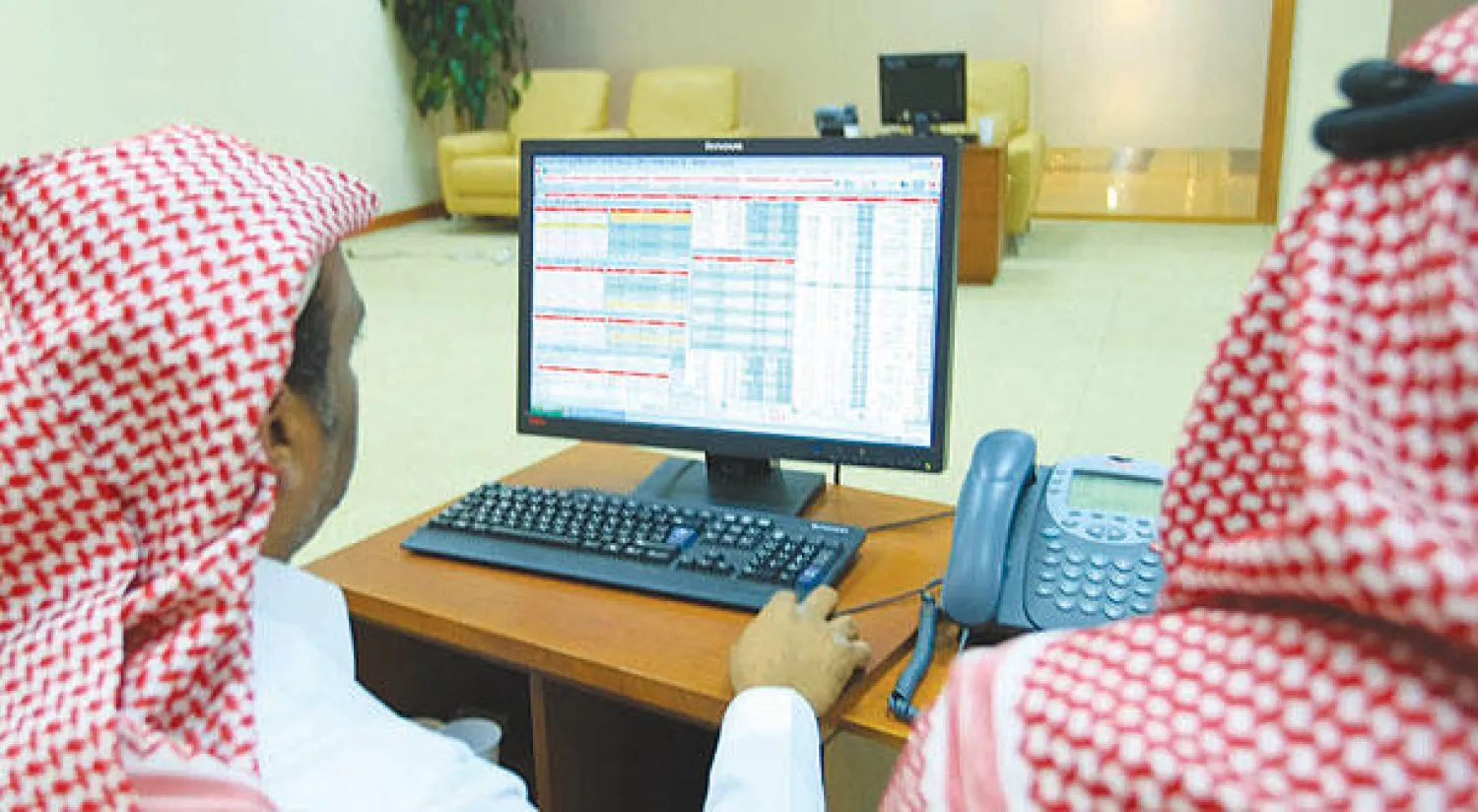 استهل مؤشر سوق الأسهم السعودية تعاملات 2017 باللون الأخضر ({الشرق الأوسط})