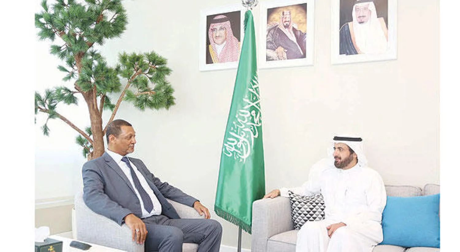 جانب من لقاء وزير الصحة السعودي مع السفير السوداني أمس (تصوير بشير صالح)
