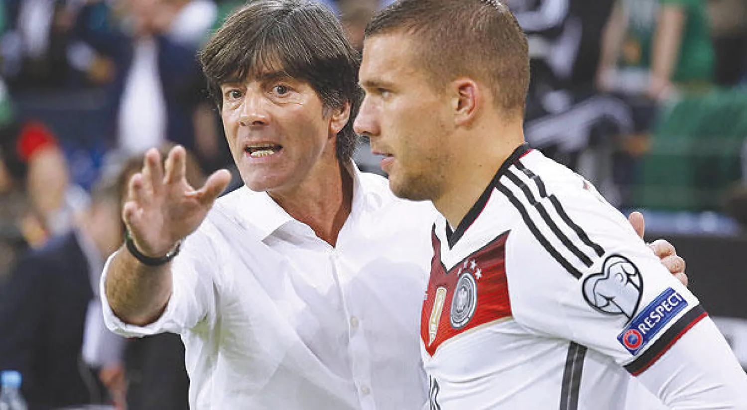 لوف مدرب ألمانيا مع بودولسكي الذي قرر الاعتزال دوليا («الشرق الأوسط»)