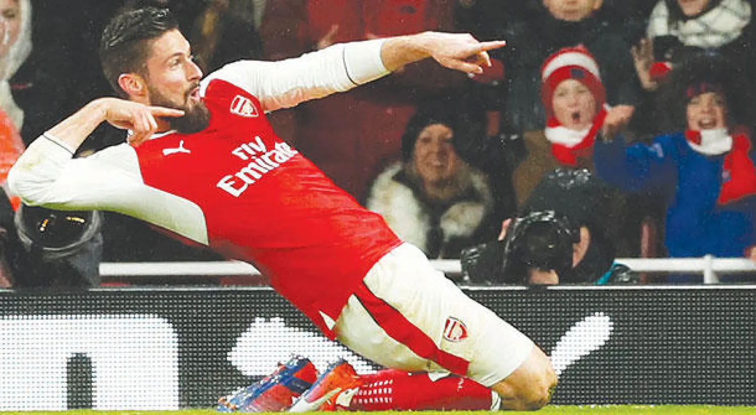 جيرو نجم آرسنال يحتفل بهدفه الرائع في مرمى كريستال بالاس (رويترز)
