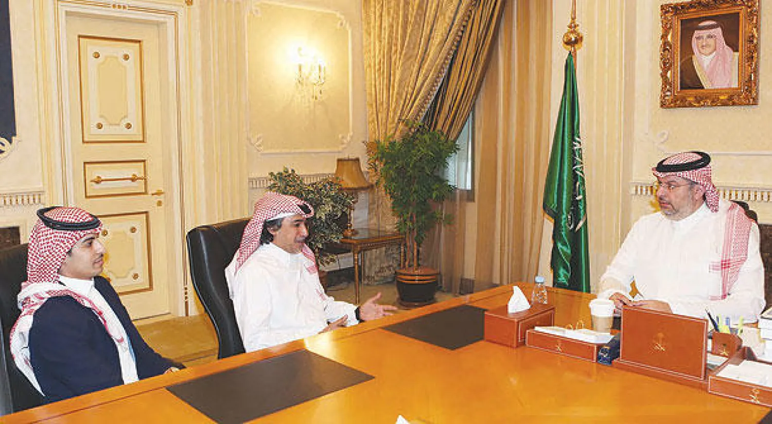 الأمير عبد الله بن مساعد في حديث مع محمد حنزاب («الشرق الأوسط»)