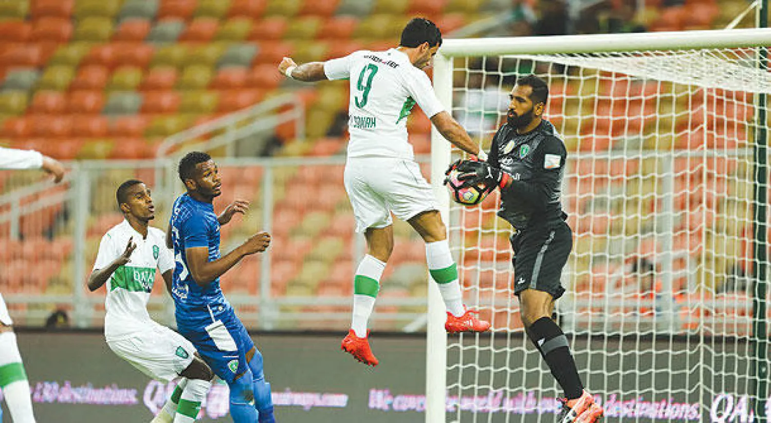 السومة في محاولة خلال المباراة التي جمعت الأهلي بالفتح  (تصوير: عدنان مهدلي)