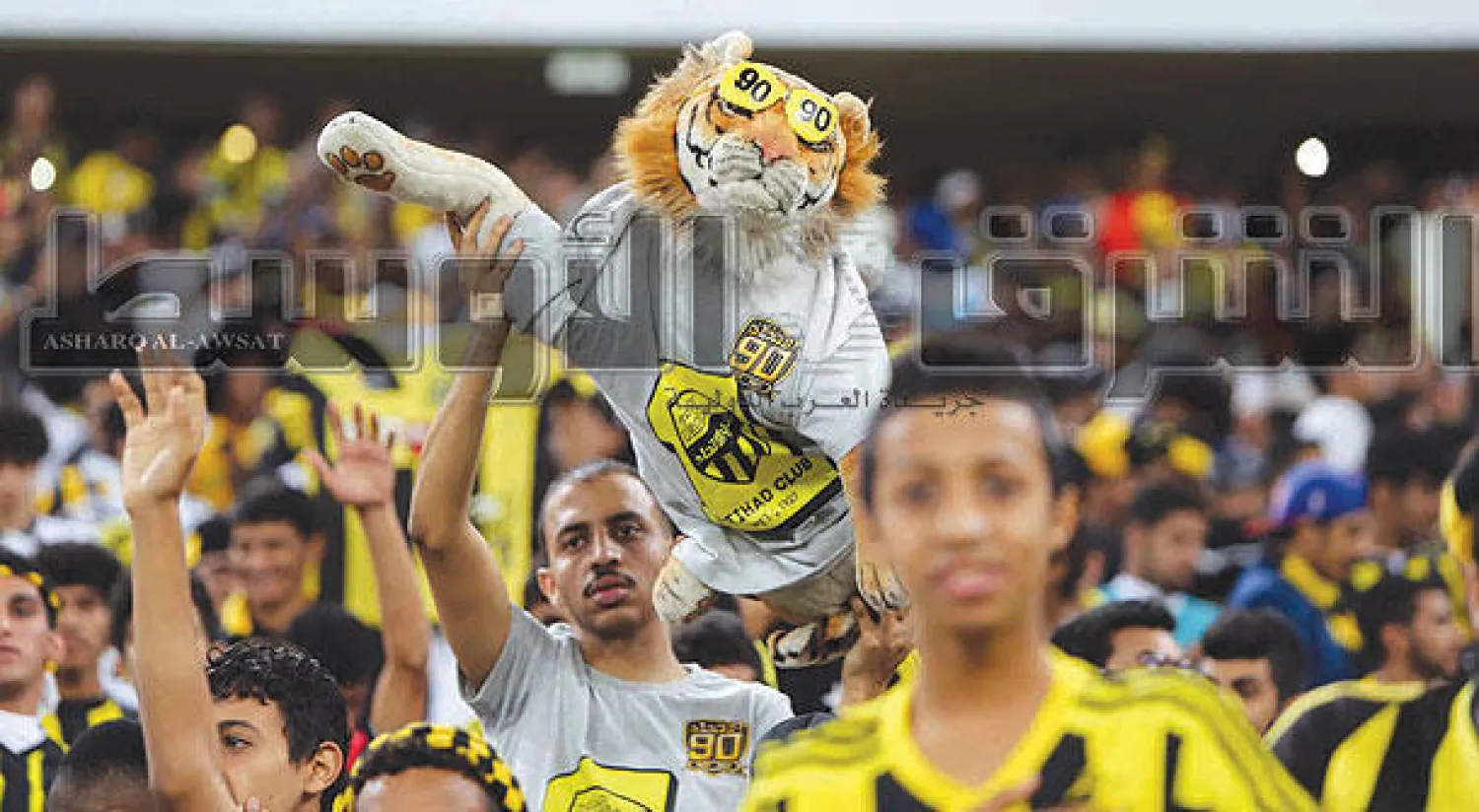 اتحادي يرفع دمية نمر خلال الاحتفالات بالذكرى الـ90 لتأسيس النادي (تصوير: أحمد حشاد)