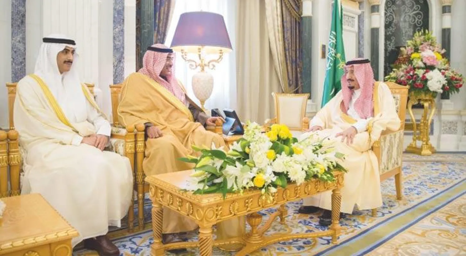 خادم الحرمين الشريفين مستقبلاً الشيخ صباح الخالد ويبدو سفير الكويت لدى السعودية (واس)
