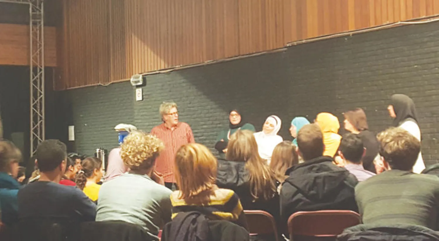 لقطة من مسرحية التطرف وتظهر التناغم بين الجمهور والممثلين في حي مولنبيك أول من أمس («الشرق الأوسط»)