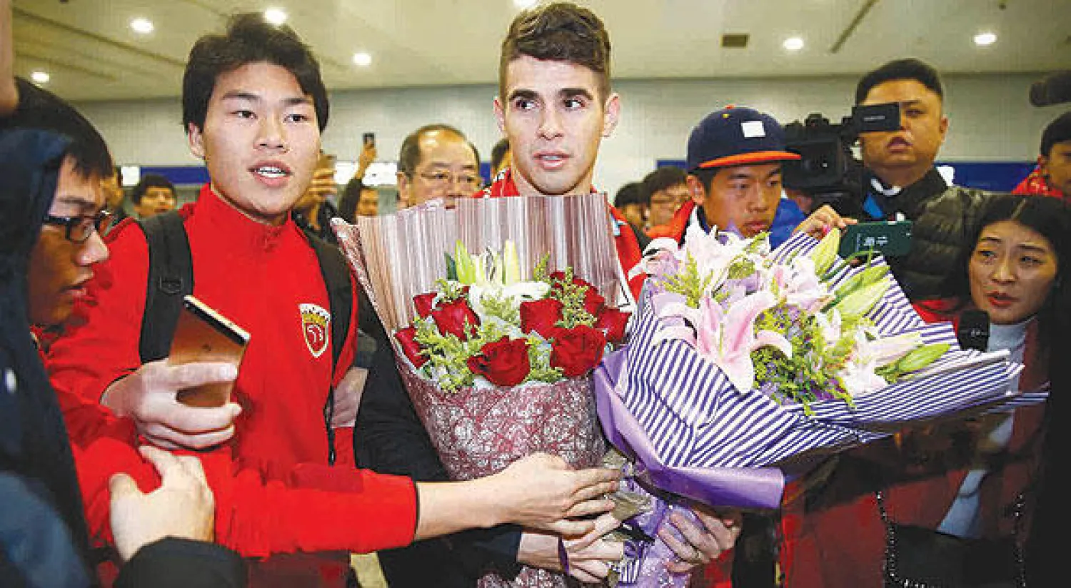 جماهير شنغهاي استقبلت أوسكار بالورود لدى وصوله أمس للصين (رويترز)