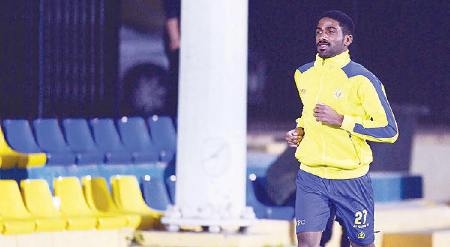 عوض خميس خلال تدريبات فريقه النصر (المركز الإعلامي لنادي النصر)