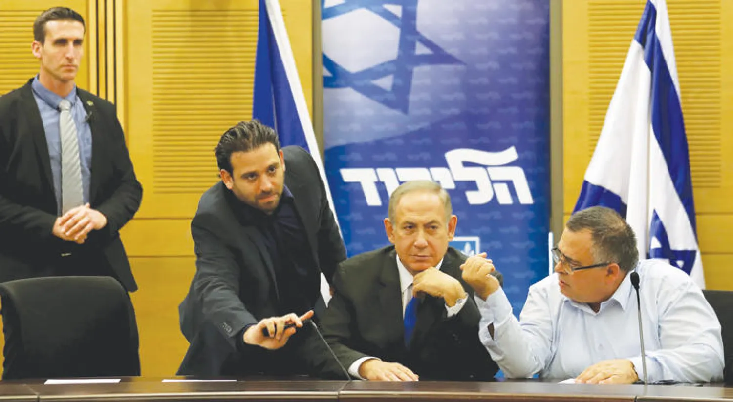 بنيامين نتنياهو أثناء اجتماع لحزبه الليكود في الكنيست أمس (أ.ف.ب)