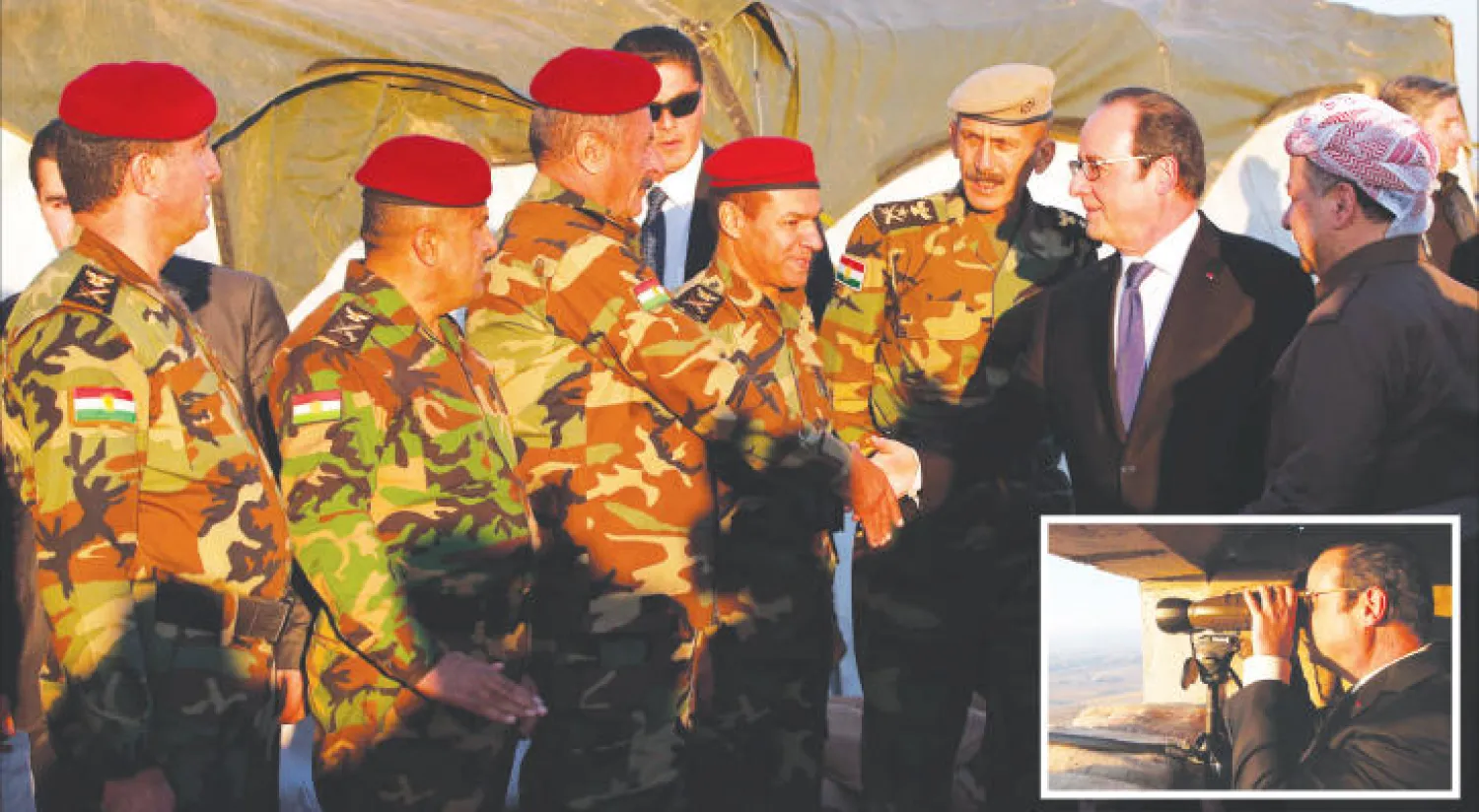 هولاند خلال تفقده برفقة بارزاني قوات البيشمركة على خط النار مع «داعش» قرب الموصل أمس (إ.ب.أ)... وفي الإطار يراقب بالمنظار الجبهة (رويترز)