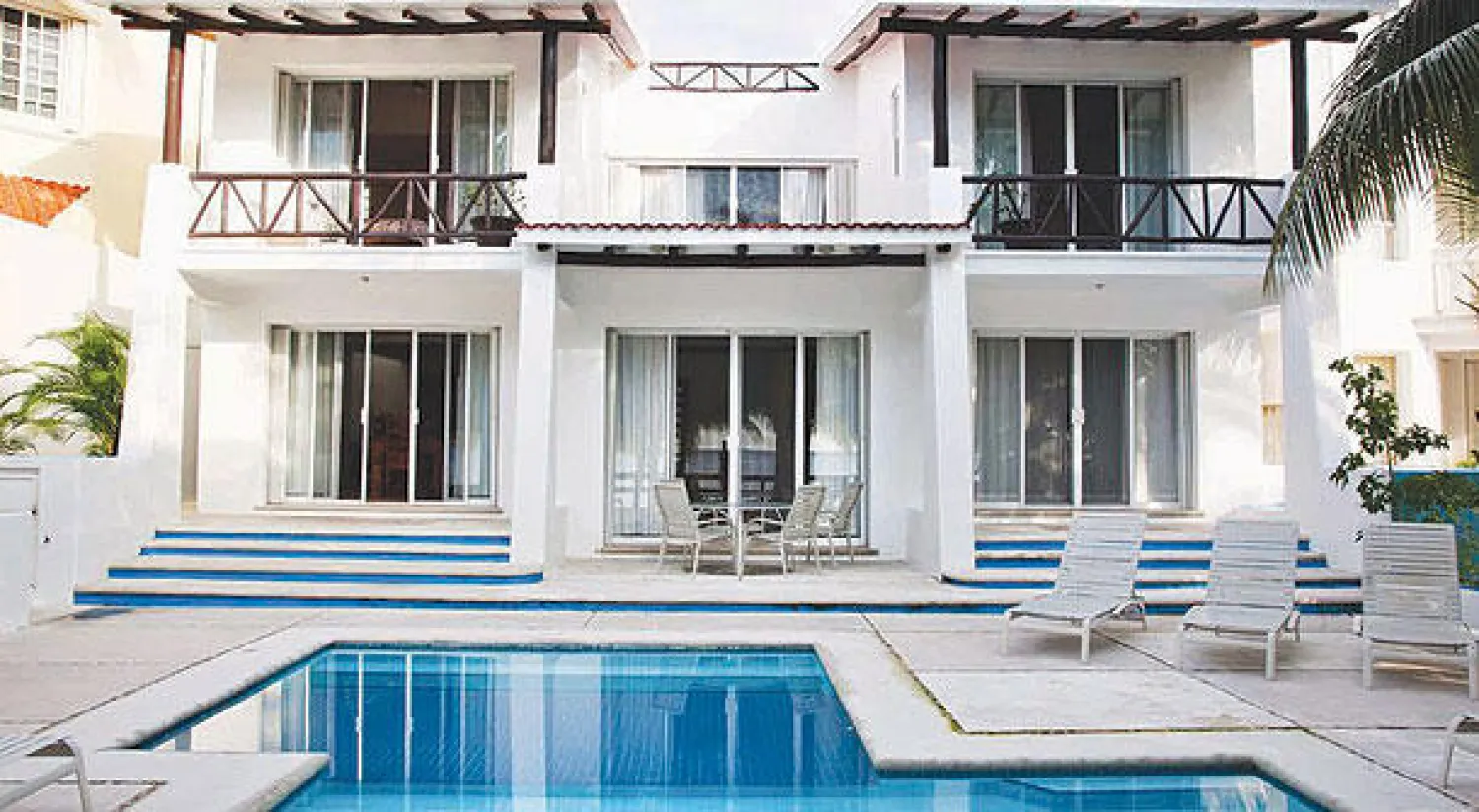 فيلا على البحر مع مسبح خاص في جزيرة كوزوميل المكسيكية السياحية  مكونة من 5 غرف للنوم و4 حمامات كبيرة (نيويورك تايمز)