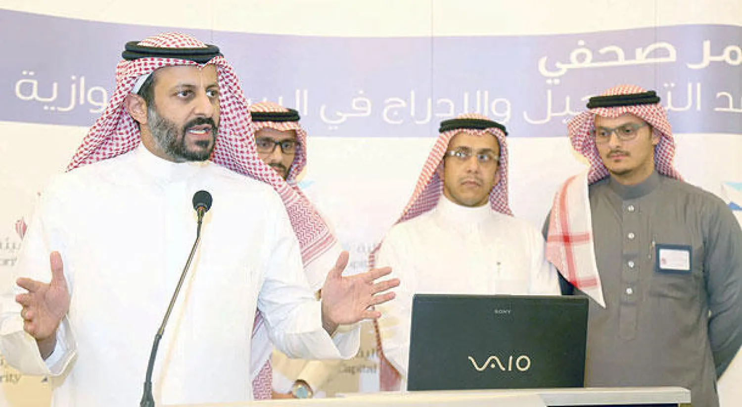 جانب من المؤتمر الصحافي الذي عقدته سوق المال السعودية أمس بالرياض (تصوير: بدر الحمد)